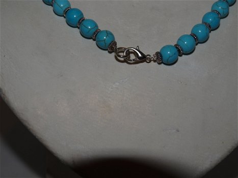 ketting van blauw natuursteen met zilverkleurige spacers en slotje 47 cm lang - 1