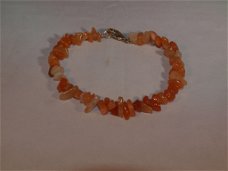 natuursteen armband oranje/bruin met zilverkleurig slotje 20 cm lang