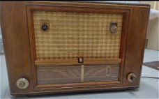 Antieke radio tussen 70/80 jaar oud