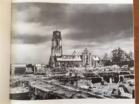 Manzu's deuren vd toren vd St. Laurenskerk te Rotterdam (architectuur) - 3