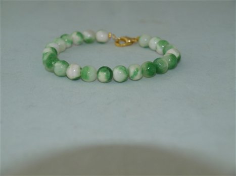 armband van groen/witte jade met goudkleurig slotje 20 cm lang, - 0