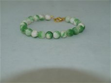 armband van groen/witte jade met goudkleurig slotje 20 cm lang,