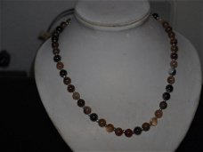 ketting van bruin gestreept agaat met zilverkleurige spacers en slotje, 49 cm lang,