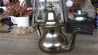 Handgeslagen vintage Afrikaanse theepot A - 1 - Thumbnail