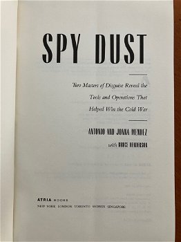 Spy dust - Antonio and Jonna Mendez - 1