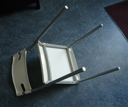 Te koop stevige stoel van Ikea (type: Laver). - 4