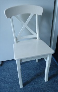 Te koop stevige witte houten stoel (zithoogte: 47 cm). - 1