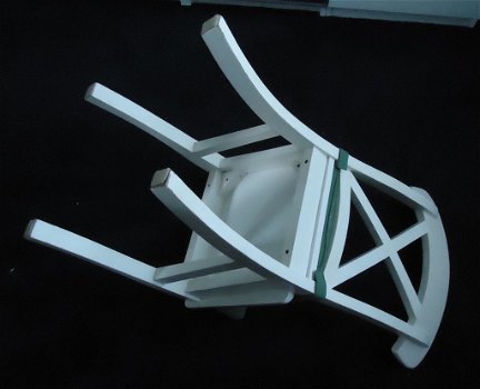 Te koop stevige witte houten stoel (zithoogte: 47 cm). - 2
