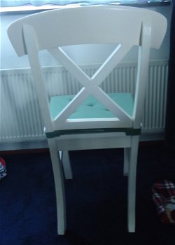 Te koop stevige witte houten stoel (zithoogte: 47 cm). - 3