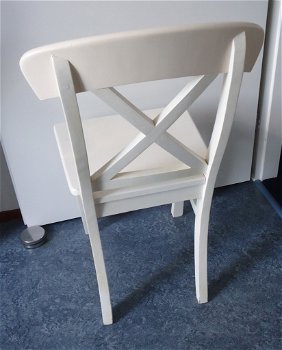 Te koop stevige witte houten stoel (zithoogte: 47 cm). - 4