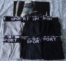 Zes retro boxershorts van 60% katoen (in drie kleuren).