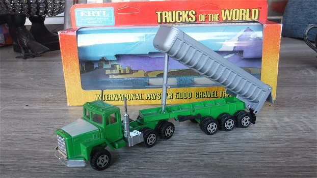 E.R.T.L. International truk met paystar 5000 gravel trailer - 1