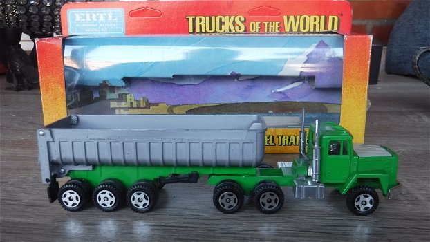 E.R.T.L. International truk met paystar 5000 gravel trailer - 4