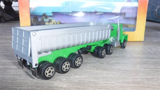E.R.T.L. International truk met paystar 5000 gravel trailer - 5