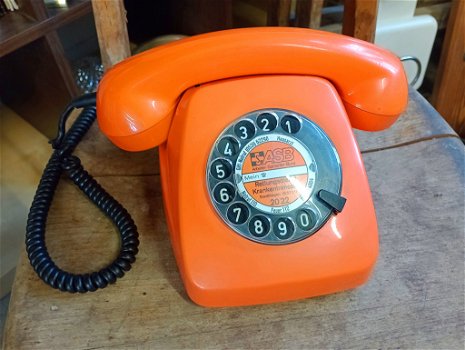 Retro oranje telefoon met draaischijf - 0
