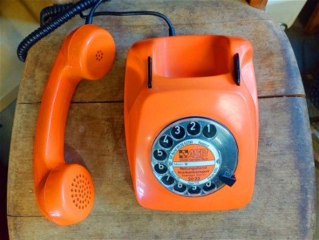 Retro oranje telefoon met draaischijf - 1