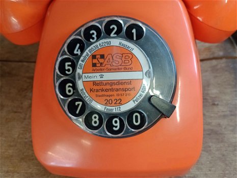 Retro oranje telefoon met draaischijf - 2