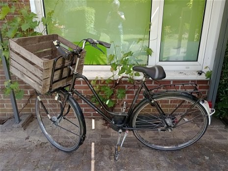 Leuke oude damesfiets met drager - 0