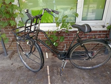 Leuke oude damesfiets met drager - 1