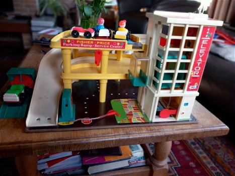 Fisher Price garage , retro - lift doet ook goed, - draaiplateau werkt -en met tank slangetje - 0