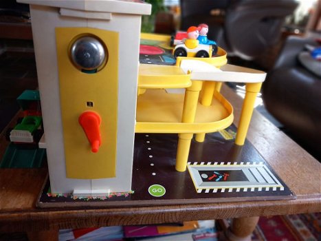 Fisher Price garage , retro - lift doet ook goed, - draaiplateau werkt -en met tank slangetje - 2