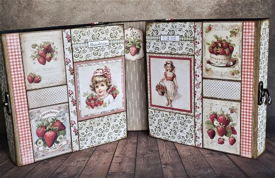 Finished Project handmade by scrapqueen the double Folio Strawberry lane - 3