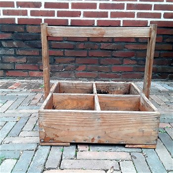 houten bak - 4 vakken - kruiden - bloemen - plantjes - iets vergrijsd - 0