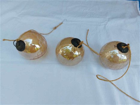 3 zware kerstballen van glas beige./ amberkleur. - 0