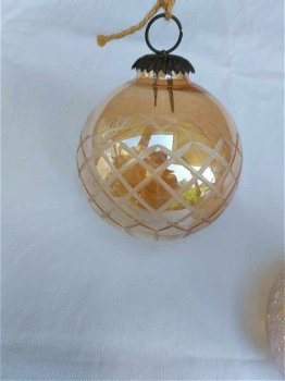 3 zware kerstballen van glas beige./ amberkleur. - 1