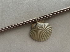 Champagne beige koord ketting met grote schelp hanger ibiza