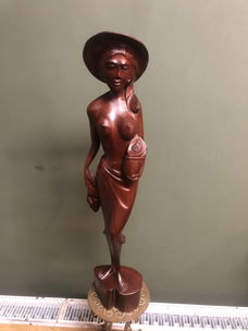 Balinees houten beeld van een dame.