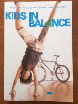 Kids in balance - Annie Perkins, Pat van den Wall - 0