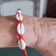 Armbandje met schelpjes, rood geknoopt, past altijd - 0 - Thumbnail