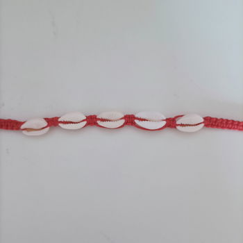 Armbandje met schelpjes, rood geknoopt, past altijd - 3