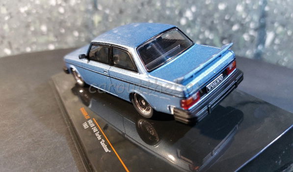 Volvo 240 Turbo Custom 1983 blauw 1:43 Ixo V1022 - 2