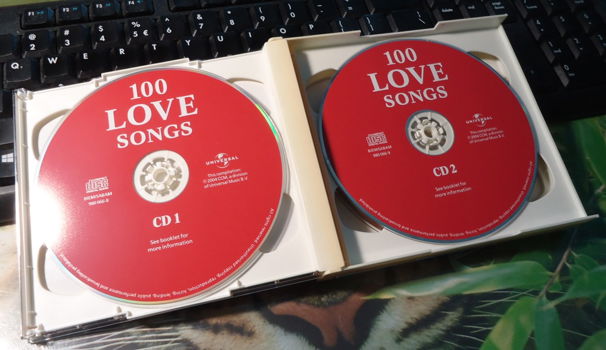 Te koop de originele CD-box 100 Love Songs van Universal. - 2