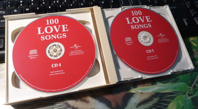 Te koop de originele CD-box 100 Love Songs van Universal. - 4