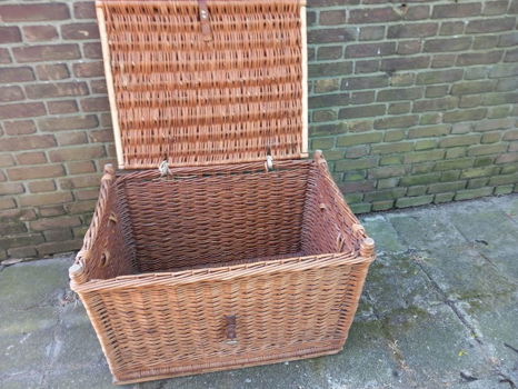 Rieten mand met deksel - opbergmand - afm: 80 x 60 x 52 - - 1