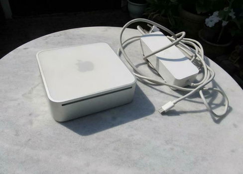 Mac Mini YM8102JTYL2 en 15 Inch Samsung Syncmaster en Airport Extreme Base Station Enz. - 1