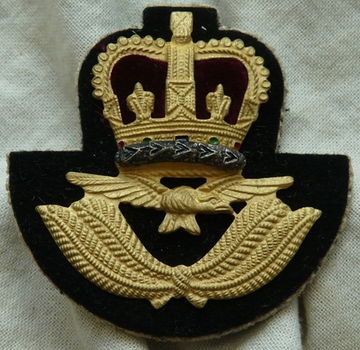 Embleem Uniformpet / Cap Badge, Warrant Officer - Queens Crown, RAF (Royal Air Force), jaren'80.(1) - 0