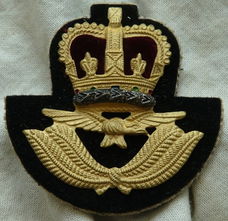 Embleem Uniformpet / Cap Badge, Warrant Officer - Queens Crown, RAF (Royal Air Force), jaren'80.(1)