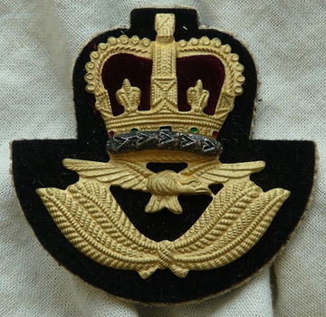 Embleem Uniformpet / Cap Badge, Warrant Officer - Queens Crown, RAF (Royal Air Force), jaren'80.(1) - 1