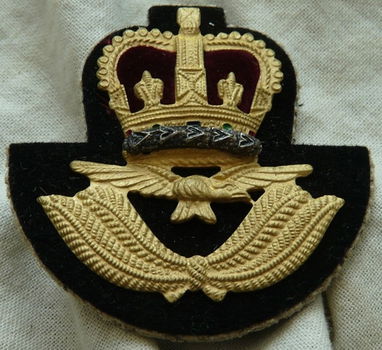 Embleem Uniformpet / Cap Badge, Warrant Officer - Queens Crown, RAF (Royal Air Force), jaren'80.(1) - 2