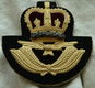 Embleem Uniformpet / Cap Badge, Warrant Officer - Queens Crown, RAF (Royal Air Force), jaren'80.(1) - 2 - Thumbnail