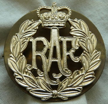 Embleem Uniformpet / Cap Badge, Airmans - Queens Crown, RAF (Royal Air Force), UK, jaren'70.(1) - 0