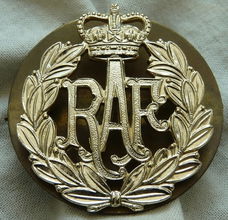 Embleem Uniformpet / Cap Badge, Airmans - Queens Crown, RAF (Royal Air Force), UK, jaren'70.(1)