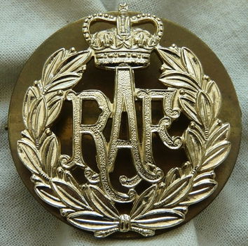 Embleem Uniformpet / Cap Badge, Airmans - Queens Crown, RAF (Royal Air Force), UK, jaren'70.(1) - 1