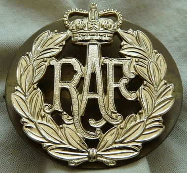 Embleem Uniformpet / Cap Badge, Airmans - Queens Crown, RAF (Royal Air Force), UK, jaren'70.(1) - 2