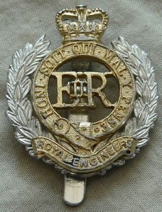 Embleem Uniformpet / Cap Badge, Royal Engineers - Queens Crown, Engeland, jaren'70.(Nr.1)