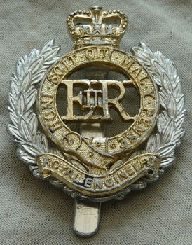 Embleem Uniformpet / Cap Badge, Royal Engineers - Queens Crown, Engeland, jaren'70.(Nr.1) - 2